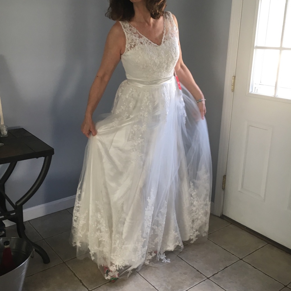 Planning an intimate ceremony! Perfection Size 10